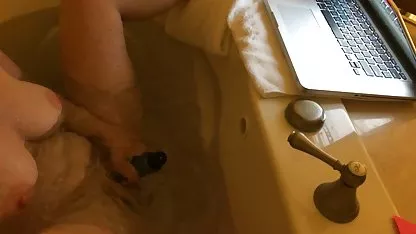 Ein Mädchen mit riesigen Brüsten zeigt, wie sie ein Mitglied ihres Vaters klassische deutsche sexfilme saugt