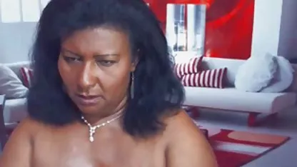 Bella zieht sich vor einer Webcam aus und lutscht lucy cat german porn einen Dildo