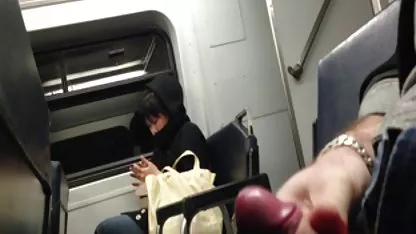 Ein junger Mann sieht nur ungern zu, wie jemand deutsche pornovideos kostenlos anderes sein Küken fickt