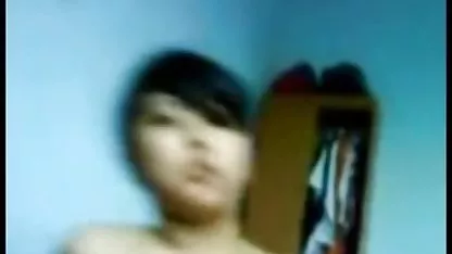 Die deutsche full hd pornos bärtige Macho-Pommes-Herrin unterhält sich mit einem Freund in einer Zelle