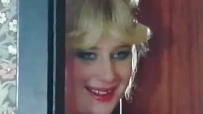 Chick zeigt ihre durchbohrten Reize freie deutsche sexfilme
