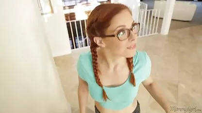 Rothaarige lutschte süß Schwanz in einem german big boobs tube Hotelzimmer