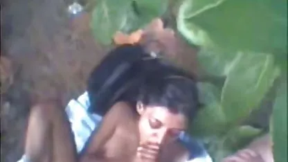 Schwüle kostenlose deutsche pornovideos Schönheit springt auf den Phallus