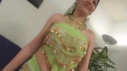 Sabrina mit kleinen Brüsten lutscht einem Mann den Schwanz sex filme kostenlos sehen