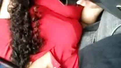 Chick in erotischen dessous lag auf dem deutscher nylon sex bett und fingerte