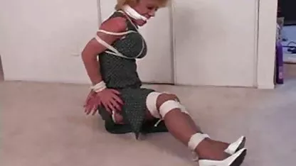 Verführerische Schlampe in rosa Strümpfen nimmt german porn hd free in den Mund