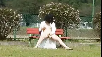 Charmanter junger Mann zog ein Mädchen in einem Supermarkt aus und blies sie deutscher softporno zu Hause