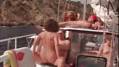 Eine fette Mulattin mit einem Tattoo auf ihrem die besten deutschen sexfilme Körper gab einem Mann einen Fick