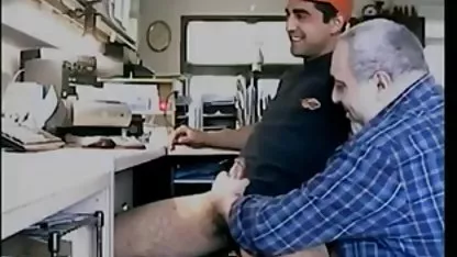 Die Managerin eines neue deutsche pornofilme Frauenladens leckt einem hartnäckigen Kunden einen feuchten Finger