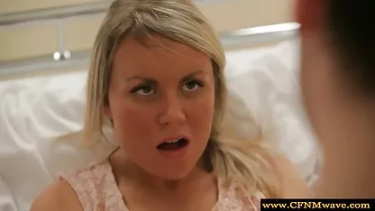 Setzen Sie ein german reality porn hübsches Küken in Krebs ein
