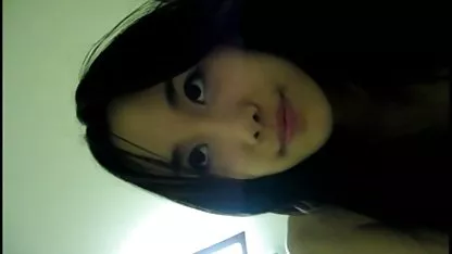 Ein Typ sieht ein Mädchen mit einem elastischen anime porn german Hintern, das es heimlich ans Telefon nimmt