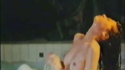 Ein Mann mit einem deutsche fisting pornos stehenden Mitglied hebt Frau und die Muschi seines Geliebten aus
