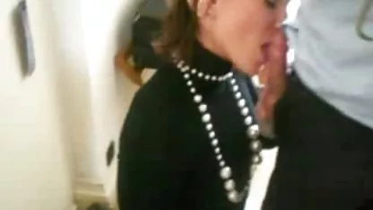 Schlank spielt mit pormhubdeutsch Pussy mit einem riesigen, schwarzen Dildo