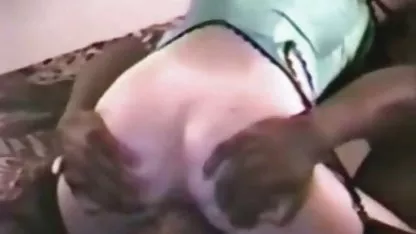 Wunderschönes Küken deutsche hausfrauen beim sex lag auf dem Sofa und streichelte die Muschi