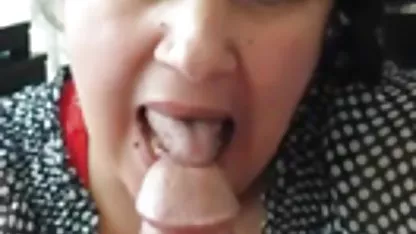 Blondine mit flachen neue deutsche sex filme Titten springt auf den Phallus