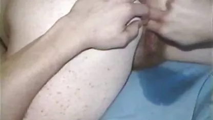 Junges Küken masturbiert im Bett deutsche schwulenpornos mit einem Dildo