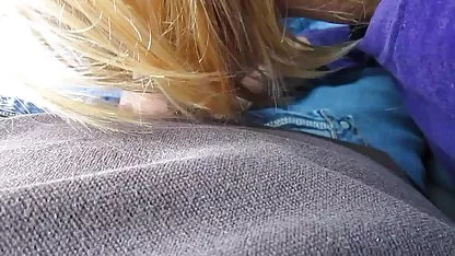 Sexy Fotosession von einer kostenlose deutsche sex clips entspannten jungen Blondine in hohen Stiefeln