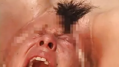 Netter Brunette geht nackt auf einer Gasse für amateurpornos gratis Geld