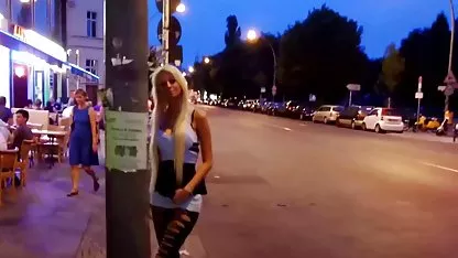 Lana in kurzen Shorts deutsche massagepornos lutscht den Penis ihres Freundes