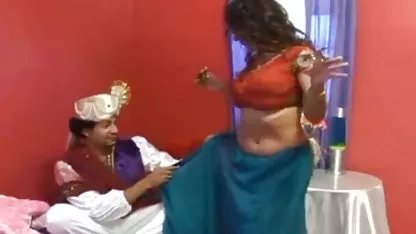 Mädchen in Strümpfen german pool porn springt auf den Penis des Freundes