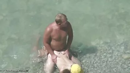 Ein Mann mit einem Tattoo auf seinem Körper fickt eine blonde neue fickfilme deutsche Frau