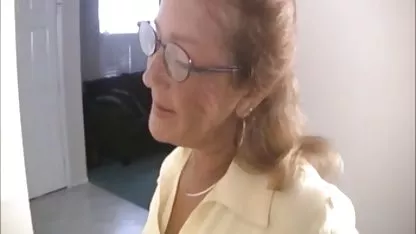 Hübsche Frau, die german private porn den Phallus des Ehemanns fingert