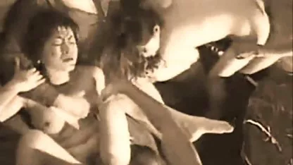 Modernes Mädchen mit einer amateur german tube rasierten Kappe masturbiert lebhaft
