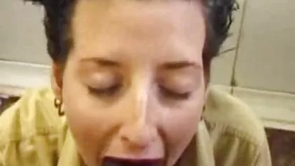 Die junge Latina lutscht einen german anal porn tube großen, kräftigen Schwanz