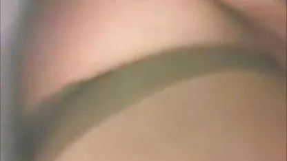 Frau in deutsche porn stars der Wäsche und in den Gläsern schluckt den aufrechten Penis des Liebhabers