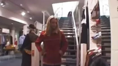 Die 18-jährige Tussi schnallt ihren Partner mit free porn german amateur einem Umschnalldildo an