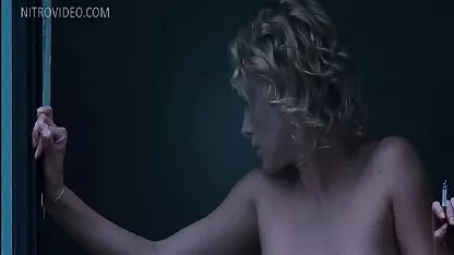 Mädchen auf einem FKK-Strand kostenlose deutschsprachige pornofilme zeigt kahle Muschi