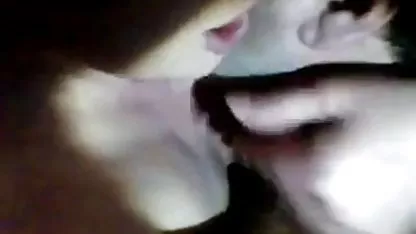 Üppiges dünnes Mädchen, das ihre Fotze mit einem großen Dildo deutsche classic pornos streichelt
