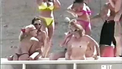 Heiße blonde Mitbewohnerin klammert sich an engen german heidi porn Arsch