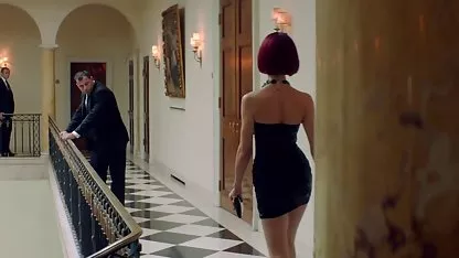 Wunderschöne Madame schüttelt Silikon, während sie auf deutsche milf will sex einem Schwanz sitzt