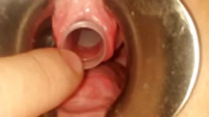 BDSM-Herrin fesselt und fickt Sklaven im Analschuppen und fingert sie mit german older porn Strom