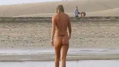 Süßes Mädchen streichelt ihren Kitzler mit den Fingern und fickt ihren Arsch sexfilme deutschsprachig mit einem Spielzeug