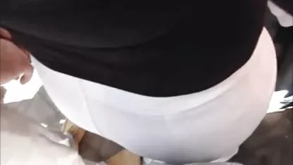Schwüle Prinzessin, die den Phallus mit den german tits tube Beinen fingert