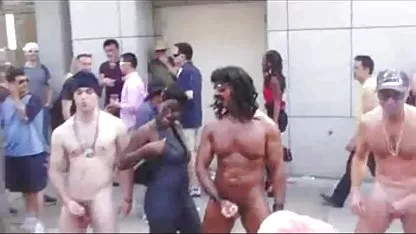 Die Schönheit steckte ihre Zunge in die lesbische deutsche mom porn Muschi