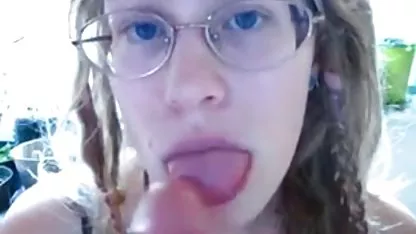 Eine deutsche tittenpornos lustige Hündin schluckt tief einen Penis und gibt einem Mann ein Summen